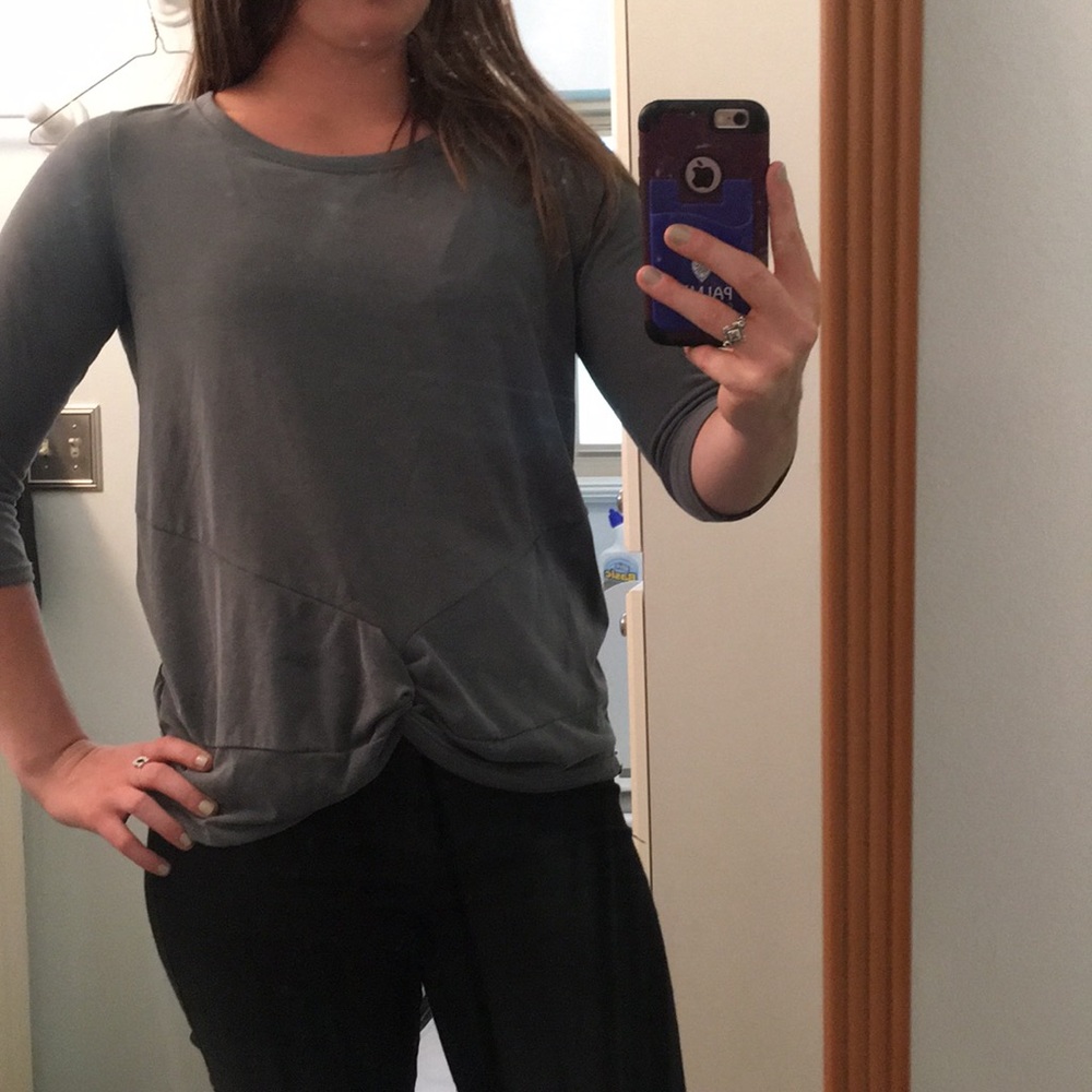 Knotted in the front athleasure top - Picture 2 of 4